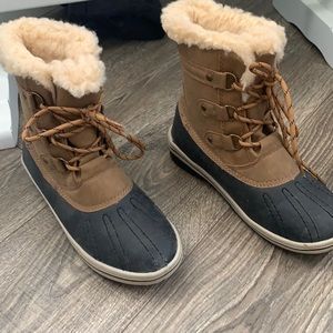 Snow boots- new size 8